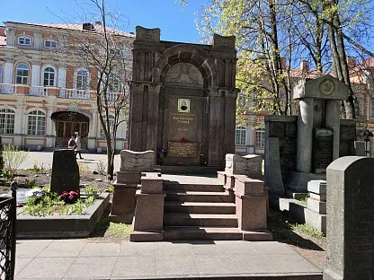 Кладбище Коммунистическая площадка Александро-Невской лавры в Санкт-Петербурге
