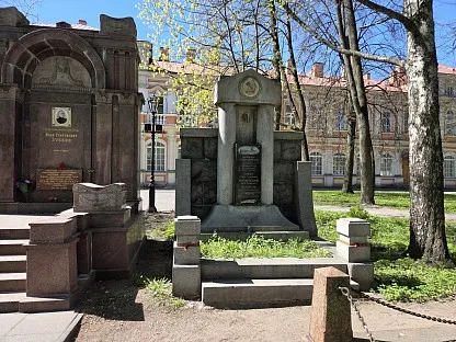 Кладбище Коммунистическая площадка Александро-Невской лавры в Санкт-Петербурге