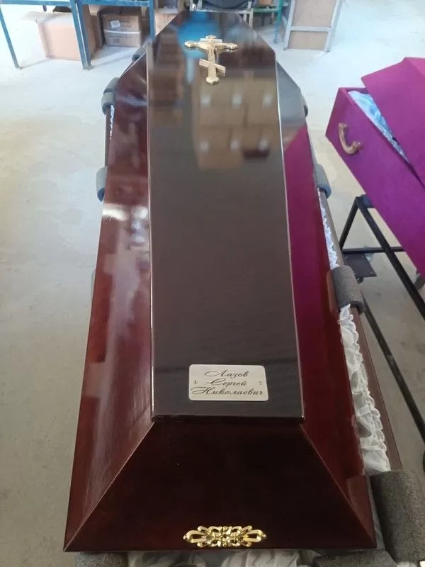 Металлический шильдик на гроб