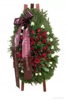 Венок из живых цветов на еловых ветках ВЖ14