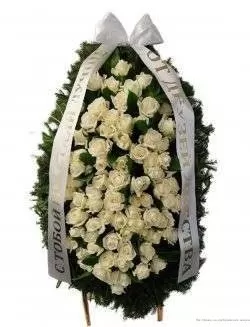 Венок из живых цветов на еловых ветках ВЖ07