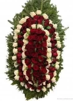 Венок из живых цветов на еловых ветках ВЖ06