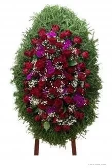 Венок из живых цветов с орхидеями на елке ВЖ15