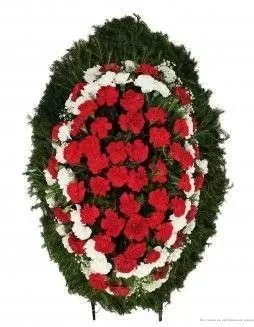 Венок из живых цветов на еловых ветках ВЖ05